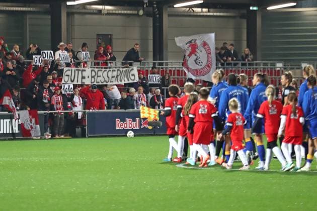 Google Pixel Frauen-Bundesliga, RB Leipzig - FC Carl Zeiss Jena; 06.11.2025 RB-Fans wünschen den verletzten Spielerinnen mit einem Transparent GUTE BESSERUNG. Symbolbild. Fußball, Google Pixel Frauen-Bundesliga, Saison 2025 2026, 9. Spieltag: RB Leipzig vs. FC Carl Zeiss Jena am 06.11.2025, Trainingszentrum Cottaweg, Leipzig. DFB REGULATIONS PROHIBIT ANY USE OF PHOTOGRAPHS AS IMAGE SEQUENCES AND OR QUASI-VIDEO. Copyright: xBEAUTIFULxSPORTS JanxKaeferx