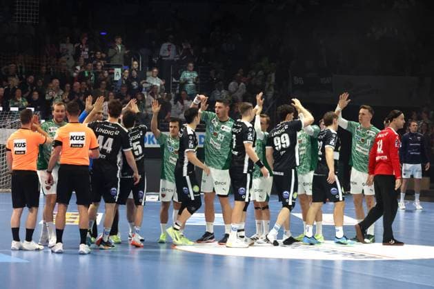 DEU, DHB-Pokal, Fuechse Berlin vs. Eisenach, 06.11.2025, Max-Schmeling-Halle, Berlin, DEU, DHB-Pokal, Fuechse Berlin vs. Eisenach, im Bild Fuechse-Spielerkreis, Eisenacher-Spielerkreis