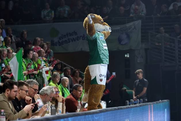 DEU, DHB-Pokal, Fuechse Berlin vs. Eisenach, 06.11.2025, Max-Schmeling-Halle, Berlin, DEU, DHB-Pokal, Fuechse Berlin vs. Eisenach, im Bild Fuchsi, Maskottchen