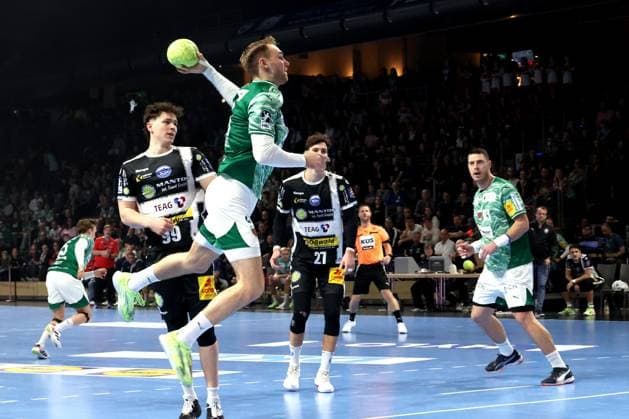DEU, DHB-Pokal, Fuechse Berlin vs. Eisenach, 06.11.2025, Max-Schmeling-Halle, Berlin, DEU, DHB-Pokal, Fuechse Berlin vs. Eisenach, im Bild Mathias Gidsel (Fuechse Berlin 19), Tillmann Leu (Eisenach 99)