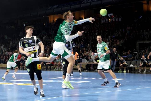 DEU, DHB-Pokal, Fuechse Berlin vs. Eisenach, 06.11.2025, Max-Schmeling-Halle, Berlin, DEU, DHB-Pokal, Fuechse Berlin vs. Eisenach, im Bild Mathias Gidsel (Fuechse Berlin 19), Tillmann Leu (Eisenach 99)
