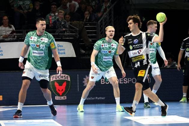 DEU, DHB-Pokal, Fuechse Berlin vs. Eisenach, 06.11.2025, Max-Schmeling-Halle, Berlin, DEU, DHB-Pokal, Fuechse Berlin vs. Eisenach, im Bild Mijajlo Marsenic (Fuechse Berlin 93), Matthes Langhoff (Fuechse Berlin 25), Lasse Andersson (Fuechse Berlin 11), Stephan Seitz (Eisenach 44)