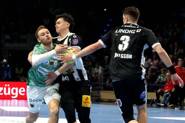 DEU, DHB-Pokal, Fuechse Berlin vs. Eisenach, 06.11.2025, Max-Schmeling-Halle, Berlin, DEU, DHB-Pokal, Fuechse Berlin vs. Eisenach, im Bild Mathias Gidsel (Fuechse Berlin 19), Tillmann Leu (Eisenach 99), Oskar Joelsson (Eisenach 3)