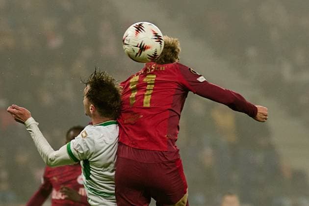 Salzburg, Österreich 06. November 2025: Europa League - 2025 2026 - RB Salzburg vs. Go Ahead Eagles Deventer Im Bild: v. li. im Zweikampf Calvin Twigt (Eagles), Yorbe Vertessen (RB) Red Bull Arena