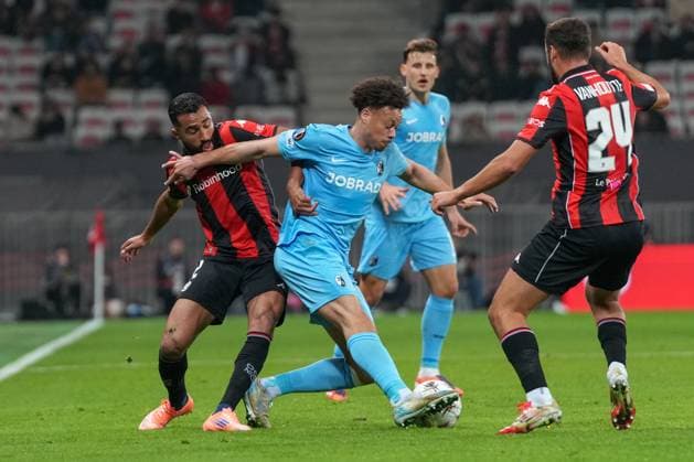 Derry Scherhant (SC Freiburg, 07) im Kampf um den Ball , Frankreich, Fussball, UEFA Europa League, 4.Spieltag, Ligaphase, 2025 2026, OGC Nizza vs. SC Freiburg, 06.11.2025, Allianz Riviera, Nizza, Frankreich Nizza Allianz Riviera Provence-Alpes-CÃ te d Azur, CÃ Frankreich Copyright: xArnexAmbergx