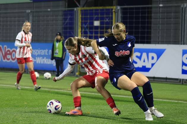 RECORD DATE NOT STATED Jamilla Rankin (5; TSG Hoffenheim Frauen) im Zweikampf mit Lisa Kolb (22; SC Freiburg Frauen) und Nia Szenk (19; SC Freiburg Frauen) um den Ball GPFBL: TSG Hoffenheim gegen SC Freiburg am 06.11.2025 im Dietmar-Hopp Stadion in Hoffenheim. Zweikampf um Ball