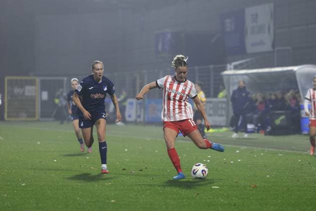 RECORD DATE NOT STATED Feli Delacauw (24; TSG Hoffenheim Frauen) mit Ball, während Greta Stegemann (16; SC Freiburg Frauen) verteidigt GPFBL: TSG Hoffenheim gegen SC Freiburg am 06.11.2025 im Dietmar-Hopp Stadion in Hoffenheim. Spieler in Aktion