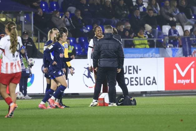 RECORD DATE NOT STATED Aurelie Csillag (17; SC Freiburg Frauen) wird nach einer Verletzung behandelt, während Spielerinnen von TSG Hoffenheim Frauen und SC Freiburg Frauen aufmerksam sind GPFBL: TSG Hoffenheim gegen SC Freiburg am 06.11.2025 im Dietmar-Hopp Stadion in Hoffenheim. Verletzung und Behandlung