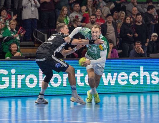 Handball, Herren, Saison 2025 2026, DHB-Pokal (Achtelfinale), Füchse Berlin - ThSV Eisenach, v.l. Oskar Joelsson (Eisenach), Mathias Gidsel (Füchse Berlin), 06.11.2025, Copyright: xSebastianxRäppold MatthiasxKochx