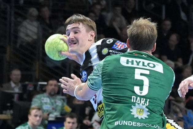 06.11.2025, xlakx, Handball, DHB-Pokal 1 8 Finale, Fuechse Berlin - ThSV Eisenach v.l. Felix Aellen (ThSV Eisenach), Max Darj (Fuechse Berlin) Zweikampf, Duell, Kampf, tackle Berlin