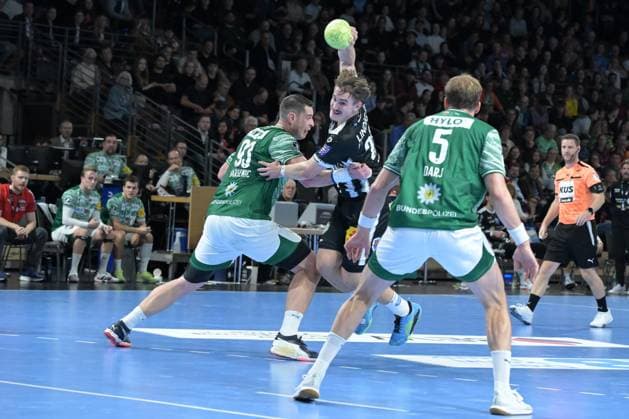06.11.2025, xlakx, Handball, DHB-Pokal 1 8 Finale, Fuechse Berlin - ThSV Eisenach v.l. Mijajlo Marsenic (Fuechse Berlin), Felix Aellen (ThSV Eisenach), Max Darj (Fuechse Berlin) Zweikampf, Duell, Kampf, tackle Berlin