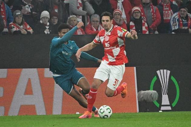 06.11.2025, xsltx, Fussball UEFA Conference League, FSV Mainz 05 - AC Florenz v.l. Simon Sohm (AC Florenz) Dominik Kohr (FSV Mainz 05) Zweikampf, Aktion, action, battle for the ball (DFL DFB REGULATIONS PROHIBIT ANY USE OF PHOTOGRAPHS as IMAGE SEQUENCES and or QUASI-VIDEO) Mainz
