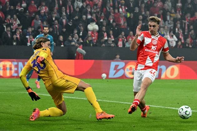 06.11.2025, xsltx, Fussball UEFA Conference League, FSV Mainz 05 - AC Florenz v.l. Tommaso Martinelli (AC Florenz) Nelson Weiper (FSV Mainz 05) Zweikampf, Aktion, action, battle for the ball (DFL DFB REGULATIONS PROHIBIT ANY USE OF PHOTOGRAPHS as IMAGE SEQUENCES and or QUASI-VIDEO) Mainz