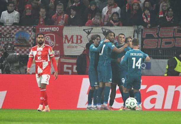 Conference League Mewa-Arena Mainz - 0611.2025 1. FSV Mainz 05 (mz) - AC. Florenz (flo) Jubel nach dem 1:0 durch Simon SOHM, mi Fussball - Conference League - 1. FSV Mainz 05