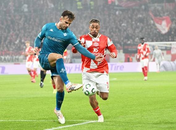 Conference League Mewa-Arena Mainz - 0611.2025 1. FSV Mainz 05 (mz) - AC. Florenz (flo) Marin PONGGRACIV (Flo), li - Armindo SIEB (1. FSV Mainz 05) Fussball - Conference League - 1. FSV Mainz 05