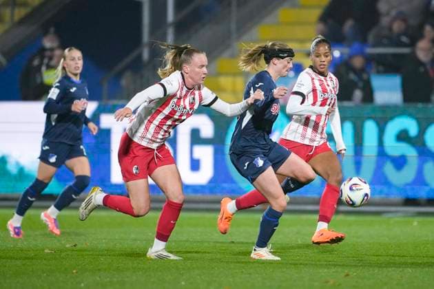 v.li.: Luca Birkholz (Freiburg, 23), Wielle Douma (Wianda Ellen Geertruida Douma, TSG, 13), Aurelie Csillag (Freiburg, 17), Zweikampf, Spielszene, Duell, duel, tackle, tackling, Dynamik, Action, Aktion, 06.11.2025, Sinsheim (Hoffenheim) (Deutschland), Fussball, Google Pixel Frauen-Bundesliga, TSG 1899 Hoffenheim - SC Freiburg, DFB DFL REGULATIONS PROHIBIT ANY USE OF PHOTOGRAPHS AS IMAGE SEQUENCES AND OR QUASI-VIDEO.