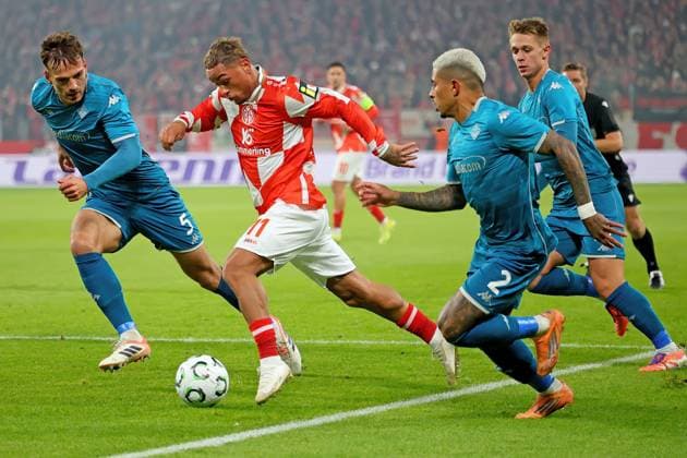 Mainz, Deutschland 06. November 2025: Conference League - 2025 2026 - FSV Mainz 05 vs. AC Florenz Im Bild: v.li. beim Kampf um den Ball: Marin Pongracic (Florenz), Armindo Sieb (Mainz), Domilsson Cordeiro Dos Santos (Florenz) und Hans Nicolussi Caviglia (Florenz). Mewa Arena Rheinland - Pfalz Copyright: xFotostandx xRacochax