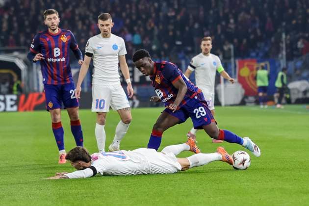 David Miculescu (FCSB Bukarest, 11) und Moussa Cisse (FC Basel, 29) im Zweikampf , Schweiz, Fussball, UEFA Europa League, 4. Spieltag, 2025 2026, FC Basel vs. FCSB Bukarest, 06.11.2025, Sankt Jakob Park, Basel, Schweiz Basel Sankt Jakob Park Kanton Basel-Stadt Schweiz Copyright: xGrantxHubbsx