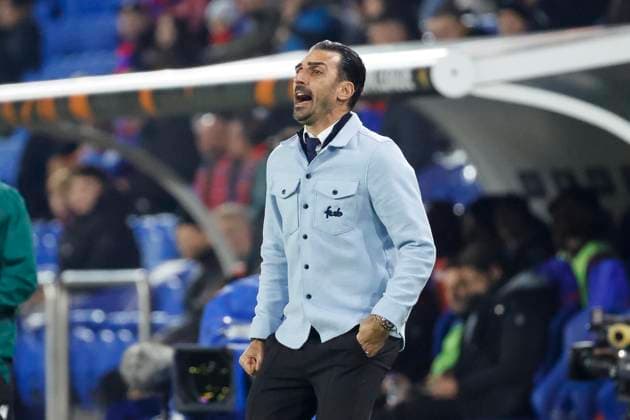 Elias Charalambous (FCSB Bukarest, Trainer) , Schweiz, Fussball, UEFA Europa League, 4. Spieltag, 2025 2026, FC Basel vs. FCSB Bukarest, 06.11.2025, Sankt Jakob Park, Basel, Schweiz Basel Sankt Jakob Park Kanton Basel-Stadt Schweiz Copyright: xGrantxHubbsx