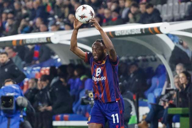 Benie Traore (FC Basel, 11) beim Einwurf , Schweiz, Fussball, UEFA Europa League, 4. Spieltag, 2025 2026, FC Basel vs. FCSB Bukarest, 06.11.2025, Sankt Jakob Park, Basel, Schweiz Basel Sankt Jakob Park Kanton Basel-Stadt Schweiz Copyright: xGrantxHubbsx