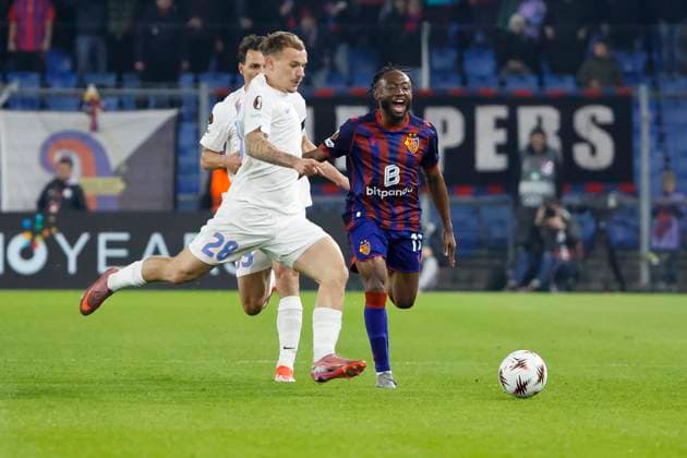 Alexandru Pantea (FCSB Bukarest, 28) und Benie Traore (FC Basel, 11) im Kampf um den Ball , Schweiz, Fussball, UEFA Europa League, 4. Spieltag, 2025 2026, FC Basel vs. FCSB Bukarest, 06.11.2025, Sankt Jakob Park, Basel, Schweiz Basel Sankt Jakob Park Kanton Basel-Stadt Schweiz Copyright: xGrantxHubbsx