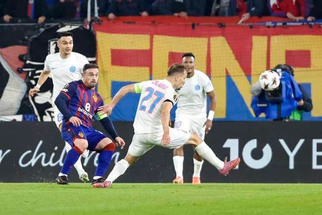 Xherdan Shaqiri (FC Basel, 10) und Darius Olaru (FCSB Bukarest, 27) im Kampf um den Ball , Schweiz, Fussball, UEFA Europa League, 4. Spieltag, 2025 2026, FC Basel vs. FCSB Bukarest, 06.11.2025, Sankt Jakob Park, Basel, Schweiz Basel Sankt Jakob Park Kanton Basel-Stadt Schweiz Copyright: xGrantxHubbsx