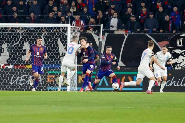 Im Strafraum FC Basel , Schweiz, Fussball, UEFA Europa League, 4. Spieltag, 2025 2026, FC Basel vs. FCSB Bukarest, 06.11.2025, Sankt Jakob Park, Basel, Schweiz Basel Sankt Jakob Park Kanton Basel-Stadt Schweiz Copyright: xGrantxHubbsx