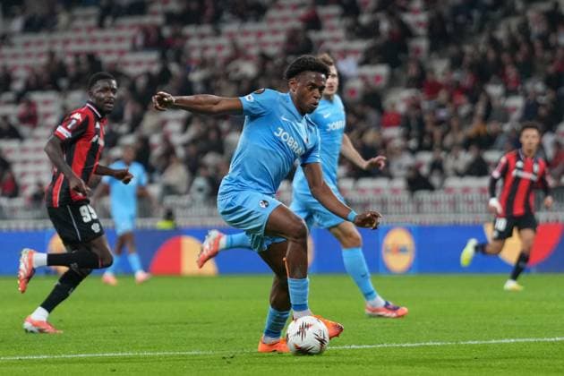 Junior Adamu (SC Freiburg, 20) am Ball , Frankreich, Fussball, UEFA Europa League, 4.Spieltag, Ligaphase, 2025 2026, OGC Nizza vs. SC Freiburg, 06.11.2025, Allianz Riviera, Nizza, Frankreich Nizza Allianz Riviera Provence-Alpes-CÃ te d Azur, CÃ Frankreich Copyright: xArnexAmbergx