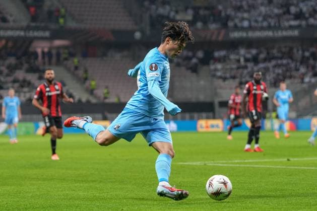 Yuito Suzuki (SC Freiburg, 14) am Ball , Frankreich, Fussball, UEFA Europa League, 4.Spieltag, Ligaphase, 2025 2026, OGC Nizza vs. SC Freiburg, 06.11.2025, Allianz Riviera, Nizza, Frankreich Nizza Allianz Riviera Provence-Alpes-CÃ te d Azur, CÃ Frankreich Copyright: xArnexAmbergx
