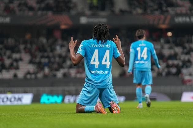 Johan Manzambi (SC Freiburg, 44) Torjubel, Emotionen, Torschuss, Abschluss, Torerfolg, Tor, Treffer , Frankreich, Fussball, UEFA Europa League, 4.Spieltag, Ligaphase, 2025 2026, OGC Nizza vs. SC Freiburg, 06.11.2025, Allianz Riviera, Nizza, Frankreich Nizza Allianz Riviera Provence-Alpes-CÃ te d Azur, CÃ Frankreich Copyright: xArnexAmbergx