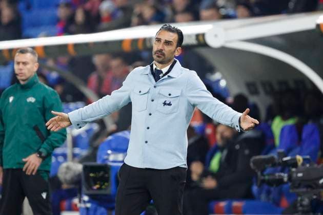 Elias Charalambous (FCSB Bukarest, Trainer) , Schweiz, Fussball, UEFA Europa League, 4. Spieltag, 2025 2026, FC Basel vs. FCSB Bukarest, 06.11.2025, Sankt Jakob Park, Basel, Schweiz Basel Sankt Jakob Park Kanton Basel-Stadt Schweiz Copyright: xGrantxHubbsx