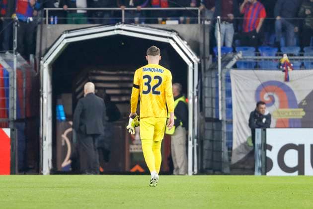 Stefan Tarnovanu (FCSB Bukarest, 32) geht vom Platz nach der rote Karte von Schiedsrichter Juxhin Xhaja (ALB) , Schweiz, Fussball, UEFA Europa League, 4. Spieltag, 2025 2026, FC Basel vs. FCSB Bukarest, 06.11.2025, Sankt Jakob Park, Basel, Schweiz Basel Sankt Jakob Park Kanton Basel-Stadt Schweiz Copyright: xGrantxHubbsx