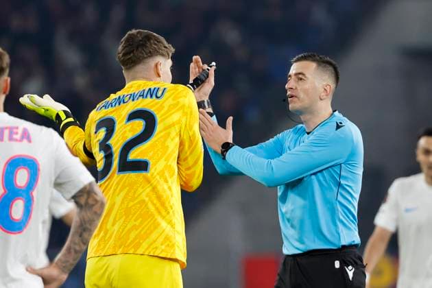 Stefan Tarnovanu (FCSB Bukarest, 32) und Schiedsrichter Juxhin Xhaja (ALB) im Dialog nach der roten Karte , Schweiz, Fussball, UEFA Europa League, 4. Spieltag, 2025 2026, FC Basel vs. FCSB Bukarest, 06.11.2025, Sankt Jakob Park, Basel, Schweiz Basel Sankt Jakob Park Kanton Basel-Stadt Schweiz Copyright: xGrantxHubbsx