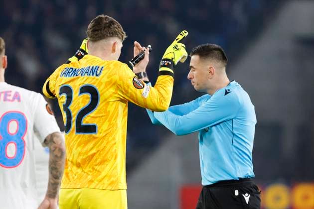 Stefan Tarnovanu (FCSB Bukarest, 32) und Schiedsrichter Juxhin Xhaja (ALB) im Dialog nach der roten Karte , Schweiz, Fussball, UEFA Europa League, 4. Spieltag, 2025 2026, FC Basel vs. FCSB Bukarest, 06.11.2025, Sankt Jakob Park, Basel, Schweiz Basel Sankt Jakob Park Kanton Basel-Stadt Schweiz Copyright: xGrantxHubbsx