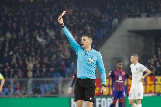 Stefan Tarnovanu (FCSB Bukarest, 32) bekommt die rote Karte von Schiedsrichter Juxhin Xhaja (ALB) , Schweiz, Fussball, UEFA Europa League, 4. Spieltag, 2025 2026, FC Basel vs. FCSB Bukarest, 06.11.2025, Sankt Jakob Park, Basel, Schweiz Basel Sankt Jakob Park Kanton Basel-Stadt Schweiz Copyright: xGrantxHubbsx