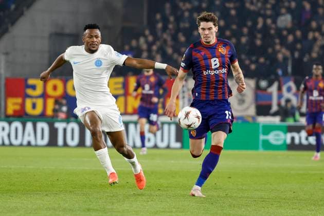 Siyabonga Ngezana (FCSB Bukarest, 30) und Moritz Broschinski (FC Basel, 17) im Laufduell , Schweiz, Fussball, UEFA Europa League, 4. Spieltag, 2025 2026, FC Basel vs. FCSB Bukarest, 06.11.2025, Sankt Jakob Park, Basel, Schweiz Basel Sankt Jakob Park Kanton Basel-Stadt Schweiz Copyright: xGrantxHubbsx