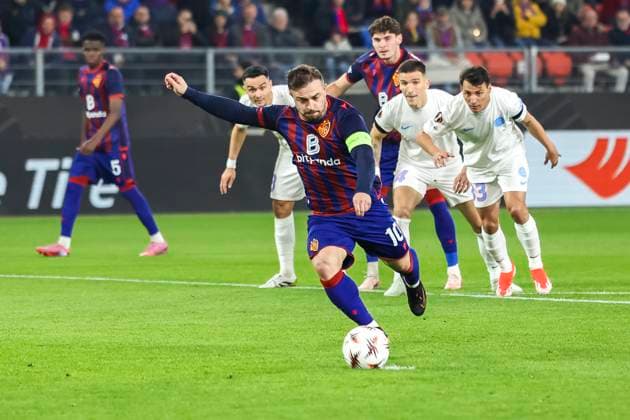 Elfmeter zum 1:0 durch Xherdan Shaqiri (FC Basel, 10) , Schweiz, Fussball, UEFA Europa League, 4. Spieltag, 2025 2026, FC Basel vs. FCSB Bukarest, 06.11.2025, Sankt Jakob Park, Basel, Schweiz Basel Sankt Jakob Park Kanton Basel-Stadt Schweiz Copyright: xGrantxHubbsx