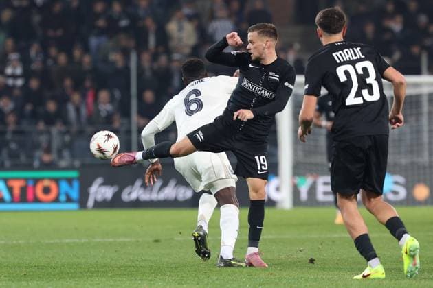 SOCCER - UEFA EL, Sturm vs Nottingham GRAZ,AUSTRIA,06.NOV.25 - SOCCER - UEFA Europa League, SK Sturm Graz vs Nottingham Forest. Image shows Ibrahim Sangare (Nottingham), Tomi Horvat and Arjan Malic (Sturm).  GEPAxpictures xChrisxBauer