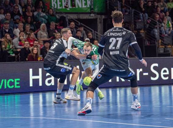 Handball, Herren, Saison 2025 2026, DHB-Pokal (Achtelfinale), Füchse Berlin - ThSV Eisenach, v.l. Oskar Joelsson (Eisenach), Mathias Gidsel (Füchse Berlin), Philipp Meyer (Eisenach), 06.11.2025, Copyright: xSebastianxRäppold MatthiasxKochx