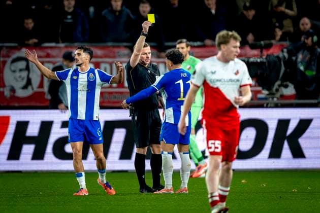 FC Porto forwarder Pepe gets a yellow card from Referee John Beaton during the match FC Utrecht vs FC Porto at the Stadion Galgenwaard for the Europa League - League phase - Matchday 4 season 2025-2026 in UTRECHT, Netherlands on 6 november 2025, (photo by Marcel van Dorst EYE4images DeFodi Images) FC Porto forwarder Pepe gets a yellow card from Referee John Beaton during the match FC Utrecht vs FC Porto at the Stadion Galgenwaard for the Europa League League phase Matchday 4 season 2025 2026 in UTRECHT, Netherlands on 6 november 2025, photo by Marcel van Dorst EYE4images DeFodi Images