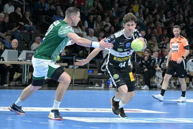 06.11.2025, xlakx, Handball, DHB-Pokal 1 8 Finale, Fuechse Berlin - ThSV Eisenach v.l. Mijajlo Marsenic (Fuechse Berlin), Stephan Seitz (ThSV Eisenach), Zweikampf, Duell, Kampf, tackle Berlin
