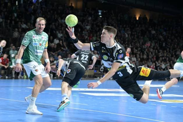 06.11.2025, xlakx, Handball, DHB-Pokal 1 8 Finale, Fuechse Berlin - ThSV Eisenach v.l. Max Darj (Fuechse Berlin), Oskar Joelsson (ThSV Eisenach), setzt zum Sprungwurf an Berlin