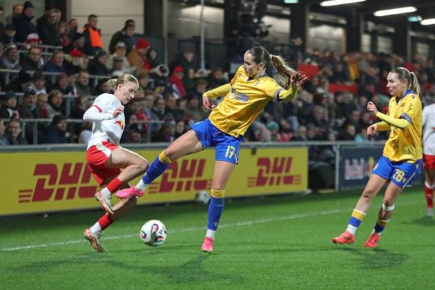 Google Pixel Frauen-Bundesliga, RB Leipzig - FC Carl Zeiss Jena; 06.11.2025 Marlene Müller (27, RB Leipzig) gegen Rieke Tietz (17, Carl Zeiss Jena). Fußball, Google Pixel Frauen-Bundesliga, Saison 2025 2026, 9. Spieltag: RB Leipzig vs. FC Carl Zeiss Jena am 06.11.2025, Trainingszentrum Cottaweg, Leipzig. DFB REGULATIONS PROHIBIT ANY USE OF PHOTOGRAPHS AS IMAGE SEQUENCES AND OR QUASI-VIDEO. Copyright: xBEAUTIFULxSPORTS JanxKaeferx