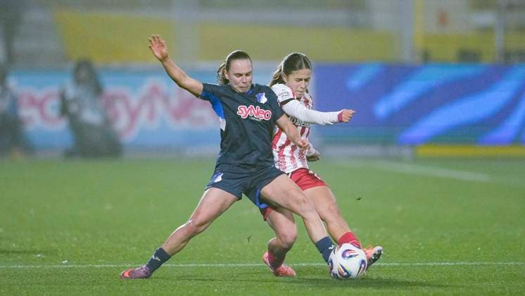 v.li.: Marie Steiner (TSG, 19), Nia Szenk (Freiburg, 19), Zweikampf, Spielszene, Duell, duel, tackle, tackling, Dynamik, Action, Aktion, 06.11.2025, Sinsheim (Hoffenheim) (Deutschland), Fussball, Google Pixel Frauen-Bundesliga, TSG 1899 Hoffenheim - SC Freiburg, DFB DFL REGULATIONS PROHIBIT ANY USE OF PHOTOGRAPHS AS IMAGE SEQUENCES AND OR QUASI-VIDEO.