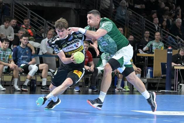 06.11.2025, xlakx, Handball, DHB-Pokal 1 8 Finale, Fuechse Berlin - ThSV Eisenach v.l. Stephan Seitz (ThSV Eisenach), Mijajlo Marsenic (Fuechse Berlin) Zweikampf, Duell, Kampf, tackle Berlin