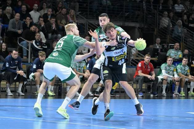 06.11.2025, xlakx, Handball, DHB-Pokal 1 8 Finale, Fuechse Berlin - ThSV Eisenach v.l. Matthes Langhoff (Fuechse Berlin), Stephan Seitz (ThSV Eisenach), Mijajlo Marsenic (Fuechse Berlin) Zweikampf, Duell, Kampf, tackle Berlin