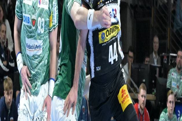 06.11.2025, xlakx, Handball, DHB-Pokal 1 8 Finale, Fuechse Berlin - ThSV Eisenach v.l. Mijajlo Marsenic (Fuechse Berlin), Matthes Langhoff (Fuechse Berlin), Stephan Seitz (ThSV Eisenach) setzt zum Sprungwurf an Berlin