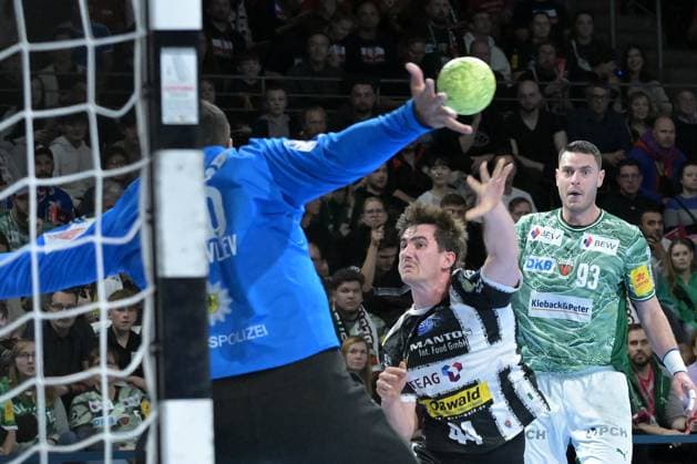 06.11.2025, xlakx, Handball, DHB-Pokal 1 8 Finale, Fuechse Berlin - ThSV Eisenach v.l. Mijajlo Marsenic (Fuechse Berlin), Stephan Seitz (ThSV Eisenach) wirft Tor, Torschuetze, erzielt Tor, Treffer, scores the goal Berlin