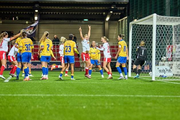 06.11.2025, GER, Frauenfußball, BL, 2025 2026, RB Leipzig - FC Carl Zeiss Jena Emilia Asgeirsdottir (8, RB Leipzig), Jubel nach ihrem Treffer zum 1:0 Leipzig Trainingszentrum der Roten Bulle Sachsen Deutschland