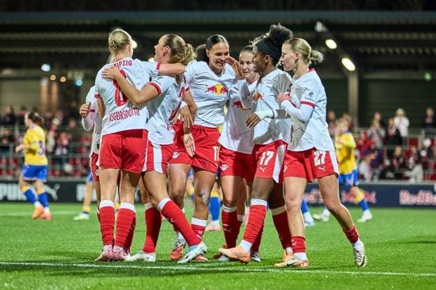 06.11.2025, GER, Frauenfußball, BL, 2025 2026, RB Leipzig - FC Carl Zeiss Jena Mannschaft, RB Leipzig, Jubel nach 1:0 Leipzig Trainingszentrum der Roten Bulle Sachsen Deutschland